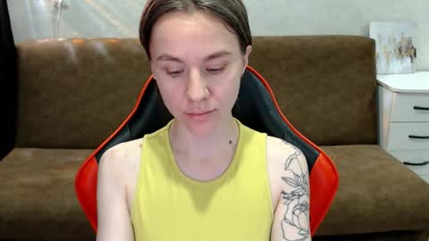 baby_kitte online show from 11-19-25, 04:01