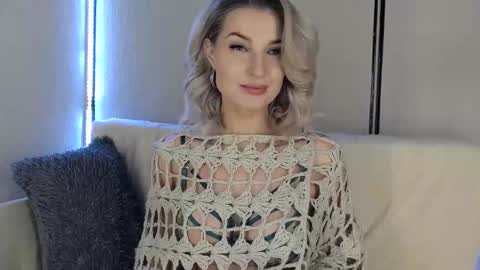 Snapshot of babydollysx chatting on 12-15-25, 04:44 Kate online show from 12-15-25, 04:44