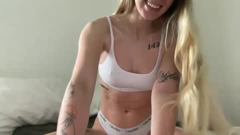 Snapshot of babygirlinlace chatting on 01-08-26, 08:22 Miley King online show from 01-08-26, 08:22