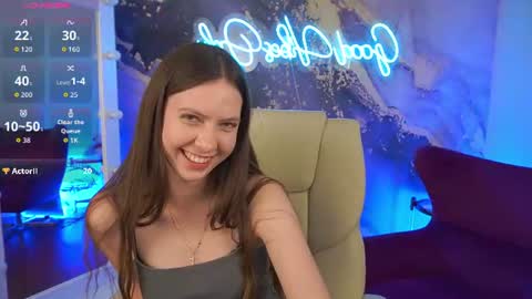 Snapshot of babylumii chatting on 06-23-26, 08:18 Lady Vi online show from 06-23-26, 08:18