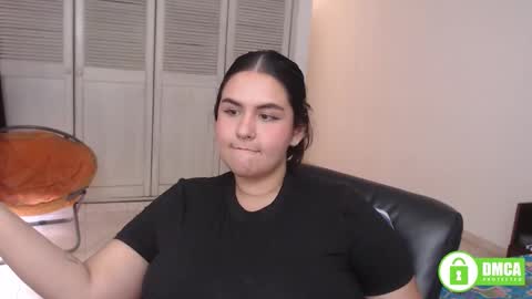 Snapshot of baddie_maddie_ chatting on 01-13-26, 04:23 want custom text me through my snap 3 online show from 01-13-26, 04:23