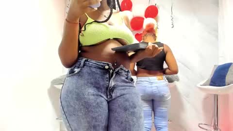 Snapshot of badgirls_000 chatting on 02-20-25, 11:20 candy and dayan online show from 02-20-25, 11:20