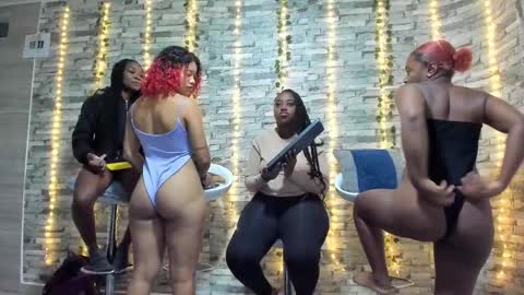 Snapshot of badgirls_000 chatting on 02-25-25, 11:19 candy and dayan online show from 02-25-25, 11:19