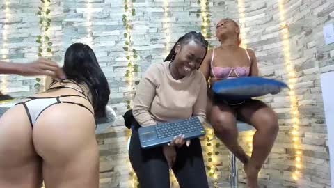 Snapshot of badgirls_000 chatting on 02-28-25, 11:25 candy and dayan online show from 02-28-25, 11:25