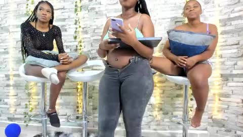 Snapshot of badgirls_000 chatting on 03-01-25, 11:28 candy and dayan online show from 03-01-25, 11:28