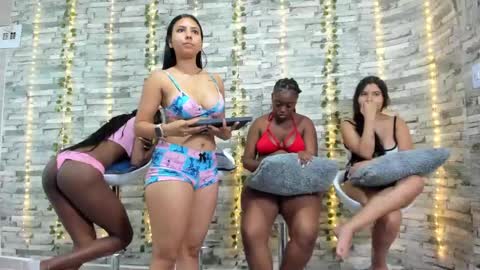 Snapshot of badgirls_000 chatting on 03-12-25, 03:29 candy and dayan online show from 03-12-25, 03:29