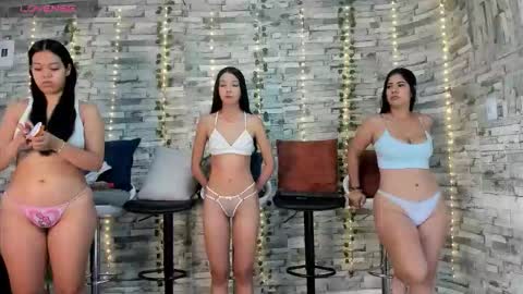 Snapshot of badgirls_000 chatting on 09-19-25, 11:11 candy and dayan online show from 09-19-25, 11:11