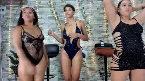 Snapshot of badgirls_000 chatting on 09-23-25, 11:30 candy and dayan online show from 09-23-25, 11:30