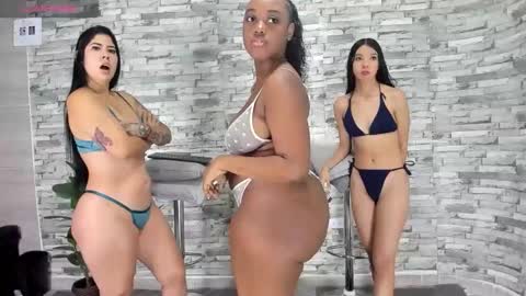 Snapshot of badgirls_000 chatting on 11-21-25, 11:20 candy and dayan online show from 11-21-25, 11:20