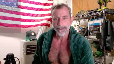 Snapshot of badnightwolf chatting on 09-09-25, 01:43 Silver online show from 09-09-25, 01:43