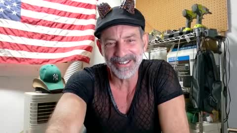 Snapshot of badnightwolf chatting on 09-20-25, 08:15 Silver online show from 09-20-25, 08:15