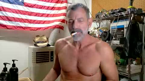 Snapshot of badnightwolf chatting on 09-27-25, 12:43 Silver online show from 09-27-25, 12:43