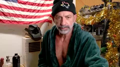 Snapshot of badnightwolf chatting on 12-17-25, 12:11 Silver online show from 12-17-25, 12:11