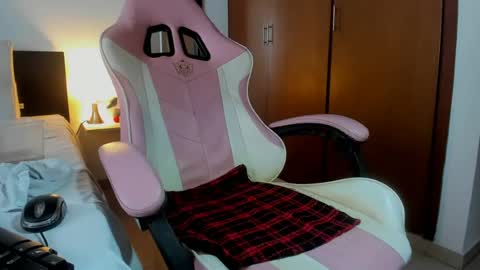 Snapshot of bailarina_atrevida chatting on 06-17-26, 02:07 sandra online show from 06-17-26, 02:07