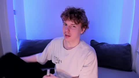 Snapshot of bambiglow chatting on 04-06-26, 11:33 MICKEY online show from 04-06-26, 11:33