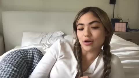 Elle online show from 11-26-25, 08:43