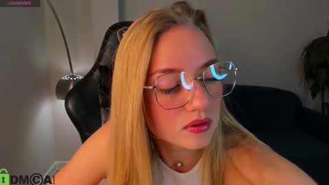 Snapshot of barbie_lis chatting on 11-17-25, 12:16 LisGTM2 Mon-Thu Sat 0100am-0700am online show from 11-17-25, 12:16