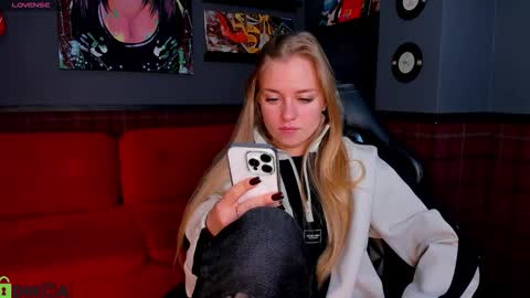 Snapshot of barbie_lis chatting on 02-12-26, 01:11 LisGTM2 Mon-Thu Sat 0100am-0700am online show from 02-12-26, 01:11