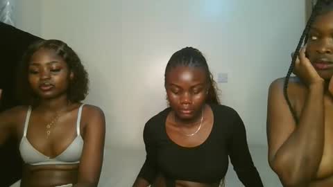 queen online show from 10-20-25, 08:09