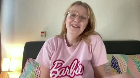 Snapshot of barbiegirl966 chatting on 01-05-25, 09:59 barbiegirl966 online show from 01-05-25, 09:59
