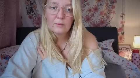 Snapshot of barbiegirl966 chatting on 09-16-25, 08:37 barbiegirl966 online show from 09-16-25, 08:37