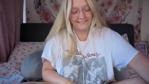 Snapshot of barbiegirl966 chatting on 10-07-25, 08:33 barbiegirl966 online show from 10-07-25, 08:33