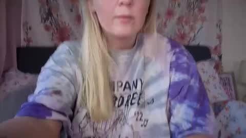 Snapshot of barbiegirl966 chatting on 10-13-25, 08:36 barbiegirl966 online show from 10-13-25, 08:36