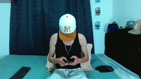 Snapshot of bastiaan_28 chatting on 11-08-25, 05:18 Bastian online show from 11-08-25, 05:18