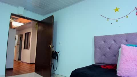 Snapshot of bathory_vamps chatting on 12-27-24, 04:32 online show from 12-27-24, 04:32