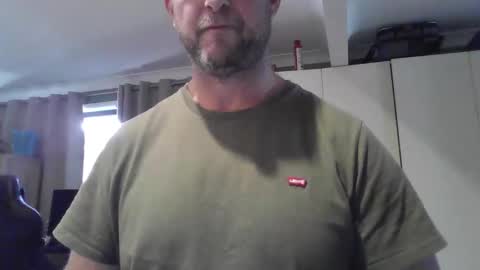 Snapshot of bazooka76 chatting on 11-18-25, 01:44 bazooka76 online show from 11-18-25, 01:44