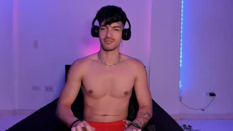 Snapshot of bbbeachboy chatting on 12-04-24, 09:13 Valentino online show from 12-04-24, 09:13