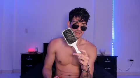 Snapshot of bbbeachboy chatting on 01-07-25, 12:13 Valentino online show from 01-07-25, 12:13