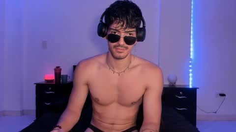 Snapshot of bbbeachboy chatting on 01-10-25, 09:53 Valentino online show from 01-10-25, 09:53