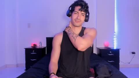 Snapshot of bbbeachboy chatting on 01-15-25, 01:34 Valentino online show from 01-15-25, 01:34