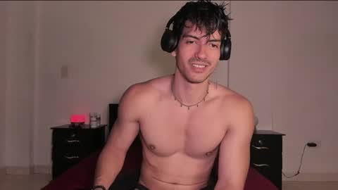 Snapshot of bbbeachboy chatting on 03-09-25, 09:03 Valentino online show from 03-09-25, 09:03