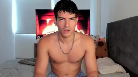 Snapshot of bbbeachboy chatting on 10-08-25, 08:28 Valentino online show from 10-08-25, 08:28