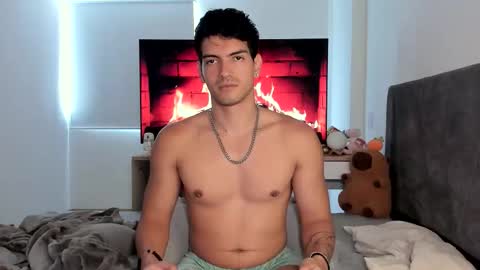 Snapshot of bbbeachboy chatting on 10-10-25, 08:08 Valentino online show from 10-10-25, 08:08