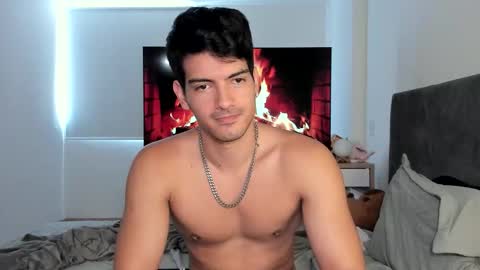 Snapshot of bbbeachboy chatting on 10-17-25, 08:11 Valentino online show from 10-17-25, 08:11