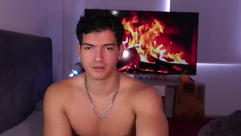 Snapshot of bbbeachboy chatting on 02-08-26, 09:07 Valentino online show from 02-08-26, 09:07