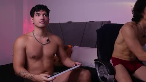 Snapshot of bbbeachboy chatting on 05-11-26, 12:05 Valentino online show from 05-11-26, 12:05