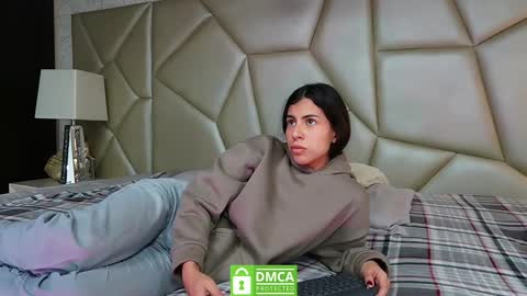 Snapshot of be_curiouss_ chatting on 12-20-25, 11:06 Helena Evan online show from 12-20-25, 11:06