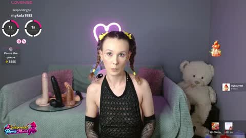 Snapshot of bea_doll chatting on 04-07-26, 10:20 Bea online show from 04-07-26, 10:20