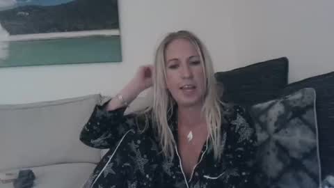 Snapshot of beach_bunny69 chatting on 12-04-24, 11:41 Emma online show from 12-04-24, 11:41