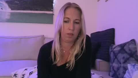 Snapshot of beach_bunny69 chatting on 01-07-25, 05:43 Emma online show from 01-07-25, 05:43