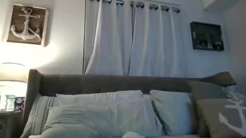 Snapshot of beach_bunny69 chatting on 10-16-25, 04:24 Emma online show from 10-16-25, 04:24