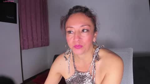 Snapshot of beatricez1 chatting on 05-10-26, 04:28 Chanel online show from 05-10-26, 04:28