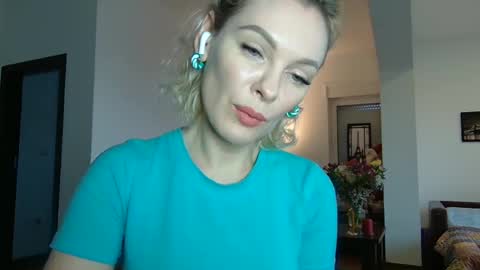 Snapshot of beautifulkollettee chatting on 01-20-25, 12:49 Beautifulkollette online show from 01-20-25, 12:49