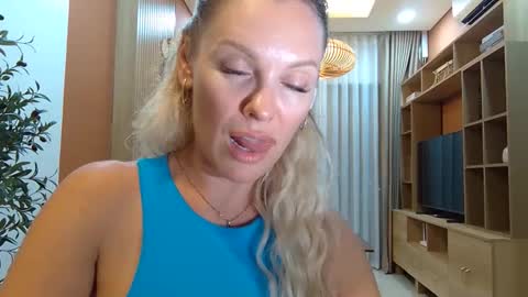 Snapshot of beautifulkollettee chatting on 09-15-25, 04:51 Beautifulkollette online show from 09-15-25, 04:51