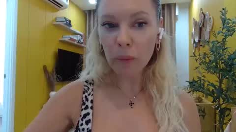 Snapshot of beautifulkollettee chatting on 09-17-25, 06:04 Beautifulkollette online show from 09-17-25, 06:04