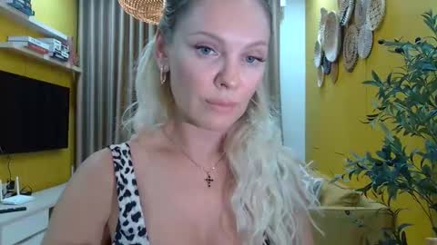 Snapshot of beautifulkollettee chatting on 09-18-25, 11:45 Beautifulkollette online show from 09-18-25, 11:45